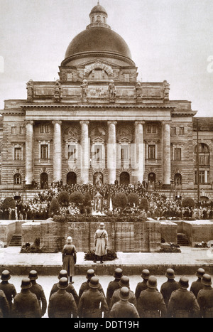 Zeremonie zu Ehren des deutschen Krieges Toten des ersten Weltkriegs vor dem Armee-Museum in München der 1920er Jahre. Künstler: unbekannt Stockfoto