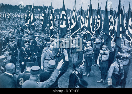 Adolf Hitler, begleitet von SS-Führer, inspiziert die SA ein Nazi Kundgebung in Nürnberg, 1933. Künstler: unbekannt Stockfoto