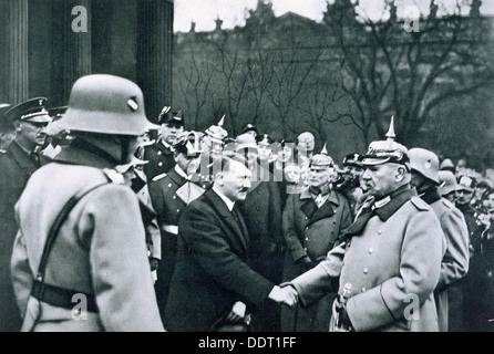 Adolf Hitler Händeschütteln mit Präsident von Hindenburg auf der State of Honour 1934. Künstler: unbekannt Stockfoto