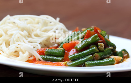 Nudeln mit Curry vom Hof lange Bohnen Stockfoto