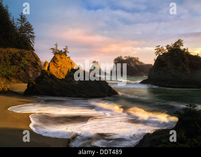 Sonnenuntergang am Strand mit Seastacks in Samuel H. Boardman State Scenic Korridor. Stockfoto