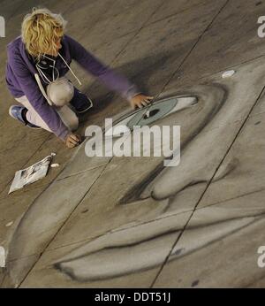 Ein dänische Straße Künstler malt das Porträt auf dem Alexanderplatz-Platz in Berlin, Deutschland, 3. September 2013. Foto: PAUL ZINKEN Stockfoto