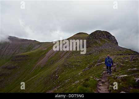 Einsame männliche Walker auf Wanderweg zu Fuß in Richtung Segeln Gharbh (ein Corbett) auf dem schottischen Berg Quinag Stockfoto