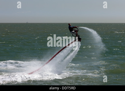 Dave Thompson führt eine erstaunliche Fly Board-Demonstration in Broadstairs Wasser Gala 2013. Stockfoto