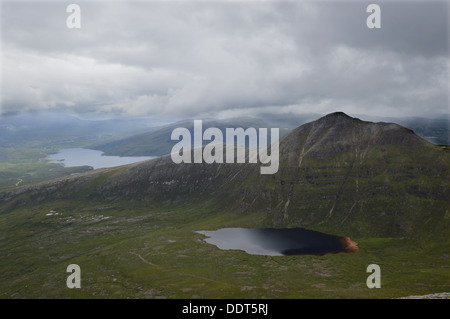 Der schottische Berg Spidean Coinich (ein Corbett) auf Quinag mit man Bealach Cornaidh gesehen von West-Grat des Segeln Gharbh Stockfoto