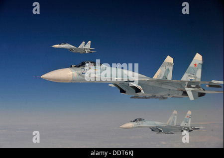 Russischen Föderation Air Force Su-27 Flugzeuge Abfangen einer simulierten entführten Flugzeugs in russischen Luftraum 27. August 2013, während der Übung wachsam Adler 13. Wachsam Eagle ist eine jährliche Übung entwickelt, um Anti-Terror-Interoperabilität Betwe erhöhen Stockfoto