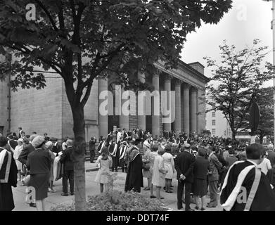 Hochschulabsolventen außerhalb Rathaus Sheffield, South Yorkshire, 1967.  Künstler: Michael Walters Stockfoto