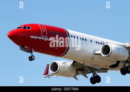 Der vordere Teil und das Logo der Norwegian Airlines Boeing 737 im Endanflug zum Flughafen Kopenhagen Stockfoto