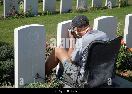 Stecher, die Wiederherstellung der Grabstein am Tyne Cot Friedhof der Commonwealth War Graves Commission für Erster Weltkrieg britische Soldaten Stockfoto