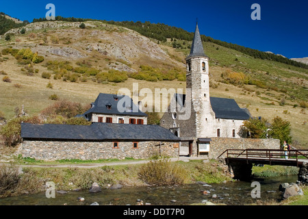 Montgarri Sanctuary und Noguera Pallaresa River. Aran-Tal, Pyrenäen-Gebirge. Lerida Provinz Katalonien, Spanien, Europa Stockfoto