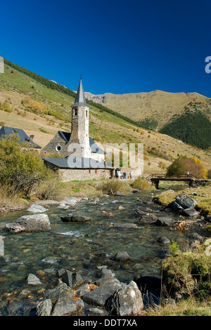 Montgarri Sanctuary und Noguera Pallaresa River. Aran-Tal, Pyrenäen-Gebirge. Lerida Provinz Katalonien, Spanien, Europa Stockfoto