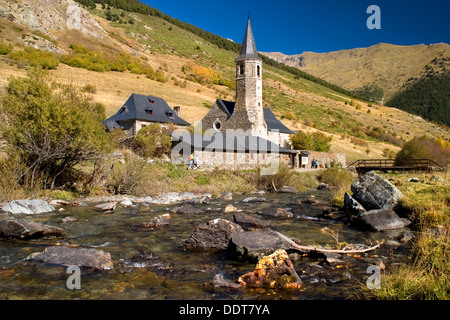 Montgarri Sanctuary und Noguera Pallaresa River. Aran-Tal, Pyrenäen-Gebirge. Lerida Provinz Katalonien, Spanien, Europa Stockfoto