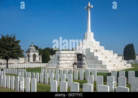 Kreuz des Opfers am Tyne Cot Friedhof der Commonwealth War Graves Commission für WWI britische Soldaten, Flandern, Belgien Stockfoto