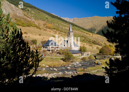 Montgarri Sanctuary und Noguera Pallaresa River. Aran-Tal, Pyrenäen-Gebirge. Lerida Provinz Katalonien, Spanien, Europa Stockfoto