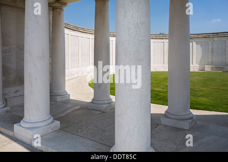 WWI-Denkmal für die fehlende auf dem Tyne Cot Friedhof für ersten Weltkrieg eine britische Soldaten, Zonnebeke, West-Flandern, Belgien Stockfoto