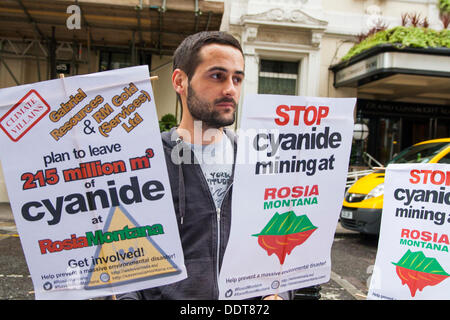 London, UK. 06. September 2013. Rumänen halten einen Protest außerhalb der Holborn Büros von RM Gold in London, die Vorhaben, eine riesige Tagebau-Goldmine zu öffnen, die, durch Zyanid Auswaschung Prozesse, schwere Umwelt sowie kulturelle und Socialogical folgen. Bildnachweis: Paul Davey/Alamy Live-Nachrichten Stockfoto