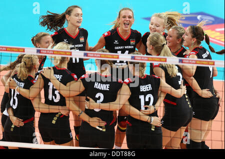 Halle/Westfalen, Deutschland. 6. September 2013. Margareta Anna Kozuch (C) Deutschland und ihr Team feiern nach dem Gewinn ihrer Frauen CEV Volleyball European Championship Gruppe A Spiel gegen Spanien im Gerry Weber Stadion in Halle/Westfalen, Deutschland, 6. September 2013. Foto: Friso Gentsch/Dpa (c) Dpa - Bildfunk Credit: Dpa picture-Alliance/Alamy Live News Stockfoto