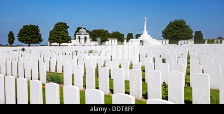 Kreuz des Opfers am Tyne Cot Friedhof der Commonwealth War Graves Commission für WWI britische Soldaten, Flandern, Belgien Stockfoto