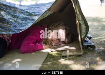 Junges Mädchen in ihr Ställchen Stockfoto