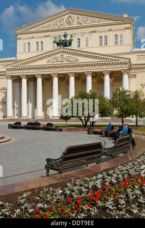 Bänke auf dem Platz in der Nähe von Bolschoi-Theater, Moskau, Russland Stockfoto