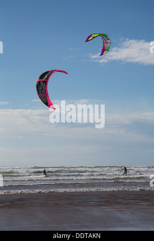 Kite-Surfer auf Northam Burrows Beachn North Devon, UK Stockfoto