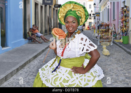 Brasilien, Bahia, Salvador da Bahia, Pelourinho, Baiana, Frau, afrikanische Kultur, Brasilianerin mit afrikanischen Wurzeln, Geschichte der Sklaverei in Brasilien, Tradition, Kultur, model-Releases, Reisen, Tourismus, Brasilien 2014, Kostüm, Stockfoto