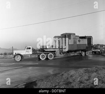 Anfang der 1940er Jahre Diamond T LKW ziehen eine große Last, South Yorkshire, 1962. Künstler: Michael Walters Stockfoto