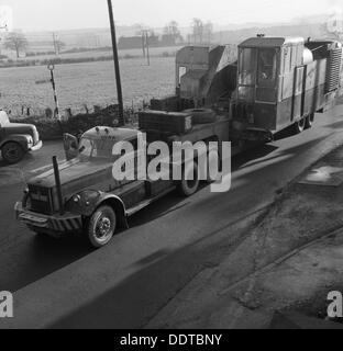 Anfang der 1940er Jahre Diamond T LKW ziehen eine große Last, South Yorkshire, 1962. Künstler: Michael Walters Stockfoto