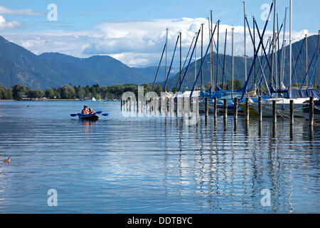 Kanu auf See in einem kleinen Hafen, Chiemsee Chiemgau, Upper Bavaria Germany Stockfoto