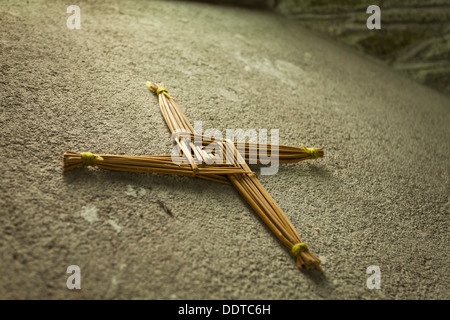 St. Brigids Cross gemacht aus ineinander verschlungenen Stroh, Kildare, Irland Stockfoto