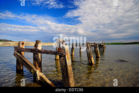 Bleibt eine Anlegestelle am Ufer des Lough Swilly, Fahan, County Donegal, Irland. Stockfoto