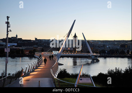 Die Peace Bridge ist eine Zyklus und Fuß Brücke über den Fluss Foyle, die Stadtseite mit dem Wasser verbindet. Stockfoto