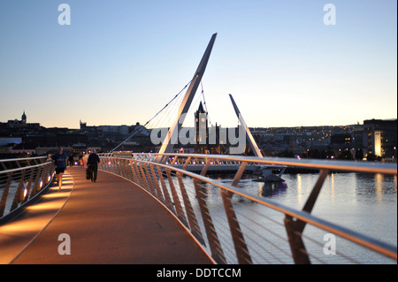 Die Peace Bridge ist eine Zyklus und Fuß Brücke über den Fluss Foyle, die Stadtseite mit dem Wasser verbindet. Stockfoto