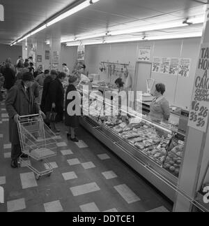 Der Fleischtheke im ASDA Supermarkt in Rotherham, South Yorkshire, 1969.  Künstler: Michael Walters Stockfoto