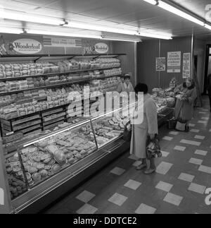 Die Bäckerei Theke im ASDA Supermarkt in Rotherham, South Yorkshire, 1969. Künstler: Michael Walters Stockfoto