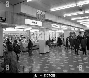 Obst und Gemüse Theke und kalte Theke, ASDA Supermarkt, Rotherham, South Yorkshire, 1969. Künstler: Michael Walters Stockfoto