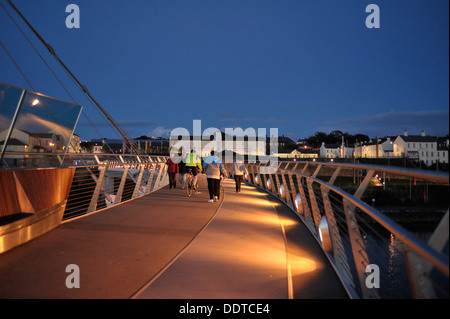 Die Peace Bridge ist eine Zyklus und Fuß Brücke über den Fluss Foyle, die Stadtseite mit dem Wasser verbindet. Stockfoto