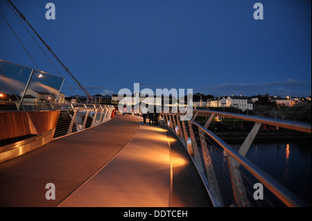 Die Peace Bridge ist eine Zyklus und Fuß Brücke über den Fluss Foyle, die Stadtseite mit dem Wasser verbindet. Stockfoto