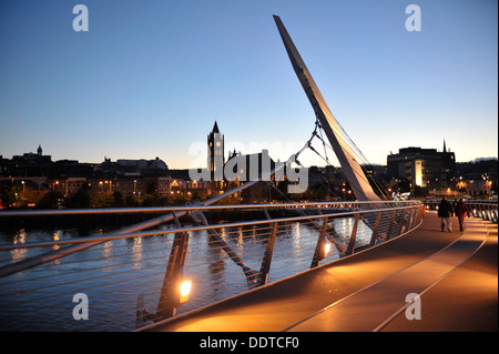 Die Peace Bridge ist eine Zyklus und Fuß Brücke über den Fluss Foyle, die Stadtseite mit dem Wasser verbindet. Stockfoto