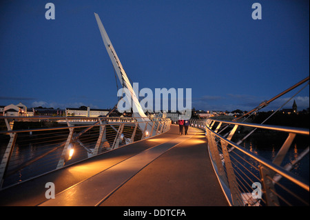 Die Peace Bridge ist eine Zyklus und Fuß Brücke über den Fluss Foyle, die Stadtseite mit dem Wasser verbindet. Stockfoto