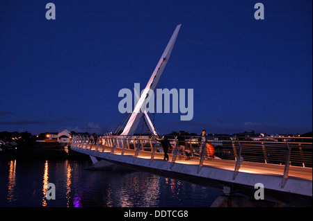 Die Peace Bridge ist eine Zyklus und Fuß Brücke über den Fluss Foyle, die Stadtseite mit dem Wasser verbindet. Stockfoto