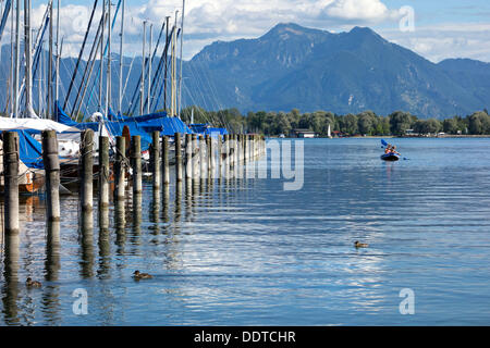 Kanu auf See in einem kleinen Hafen, Chiemsee Chiemgau, Upper Bavaria Germany Stockfoto