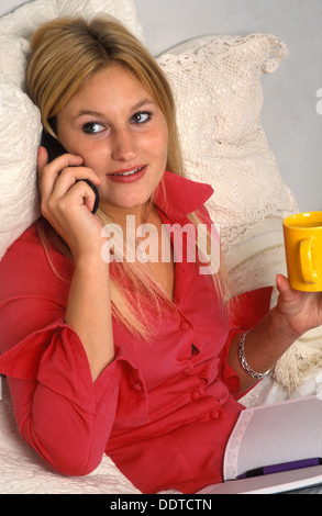 Frau mit Kaffee mit Telefongespräch Stockfoto