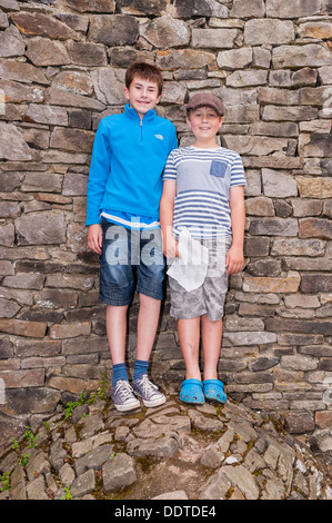 Zwei jungen 13 und 9 im The verboten Corner in Middleham, Leyburn, North Yorkshire, England, Großbritannien, Uk Stockfoto