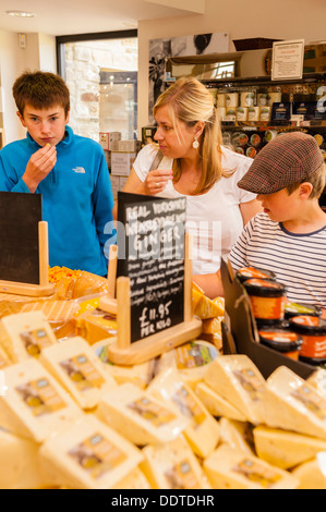 Menschen, die Verkostung von Käse in der Käserei im Wensleydale Creamery Visitor Centre in Hawes in Wensleydale Stockfoto