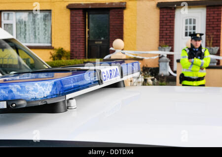 Ein Gardasee-Fahrzeug und ein Offizier steht vor einem Haus. Stockfoto