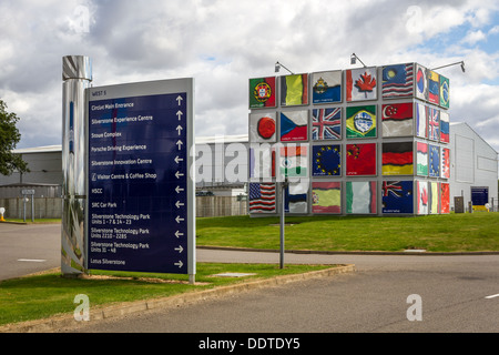 Der Eingang zum Rennen in Silverstone mit einem Monolith, Flaggen der Welt darstellen. Stockfoto