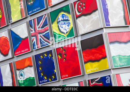 Melden Sie sich am Eingang zum Rennen in Silverstone mit Flaggen der Welt. Stockfoto