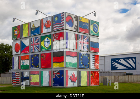 Melden Sie sich am Eingang zum Rennen in Silverstone mit Flaggen der Welt. Stockfoto