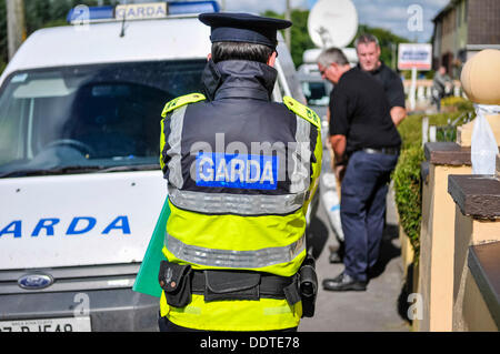 Bailieborough, County Cavan, Irland, 6. September 2013 - Uhren ein Garda Offizier zwei Forensik Offiziere außerhalb des Hauses des 54 Jahre alten Patricia Kierans wo ihr Körper entdeckt wurde.  Sie ermordet worden war"heftig" Credit: Stephen Barnes/Alamy Live News Stockfoto